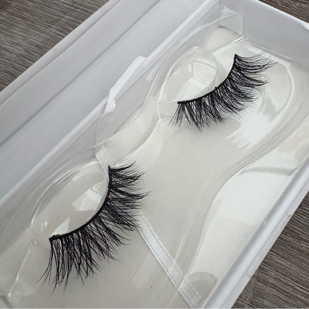 Lilly Lashes Black Wispy Lite Mink Lashes - Luxe